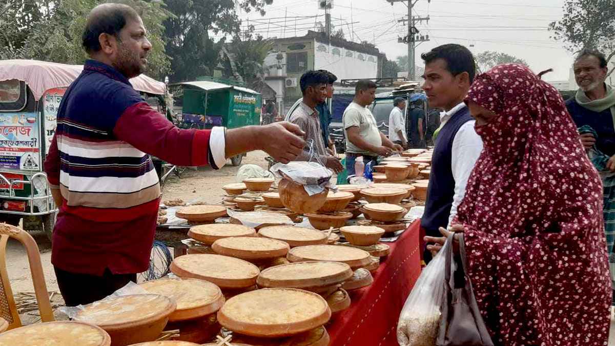 সিরাজগঞ্জে তিন’শ বছরের ঐতিহ্যবাহী দই মেলা ভিড়