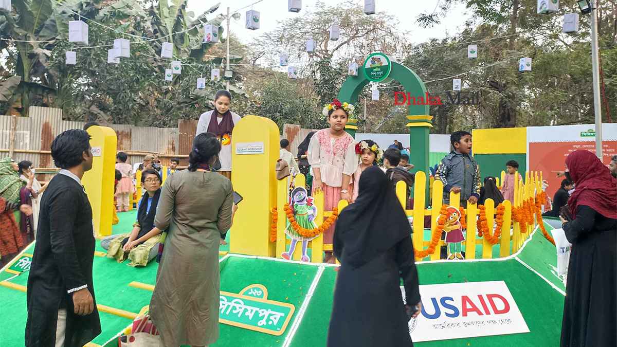 বইমেলার সিসিমপুরে শিশুদের উচ্ছ্বাস