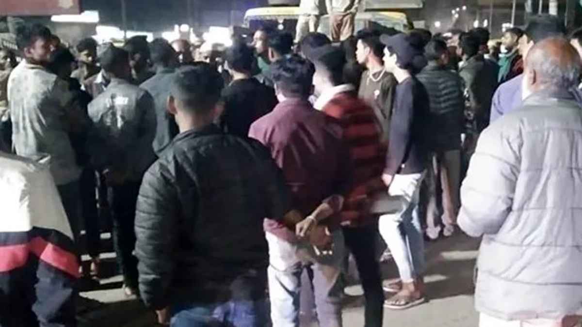 সিলেটে গ্যাসের দাবিতে পরিবহন শ্রমিকদের মহাসড়ক অবরোধ