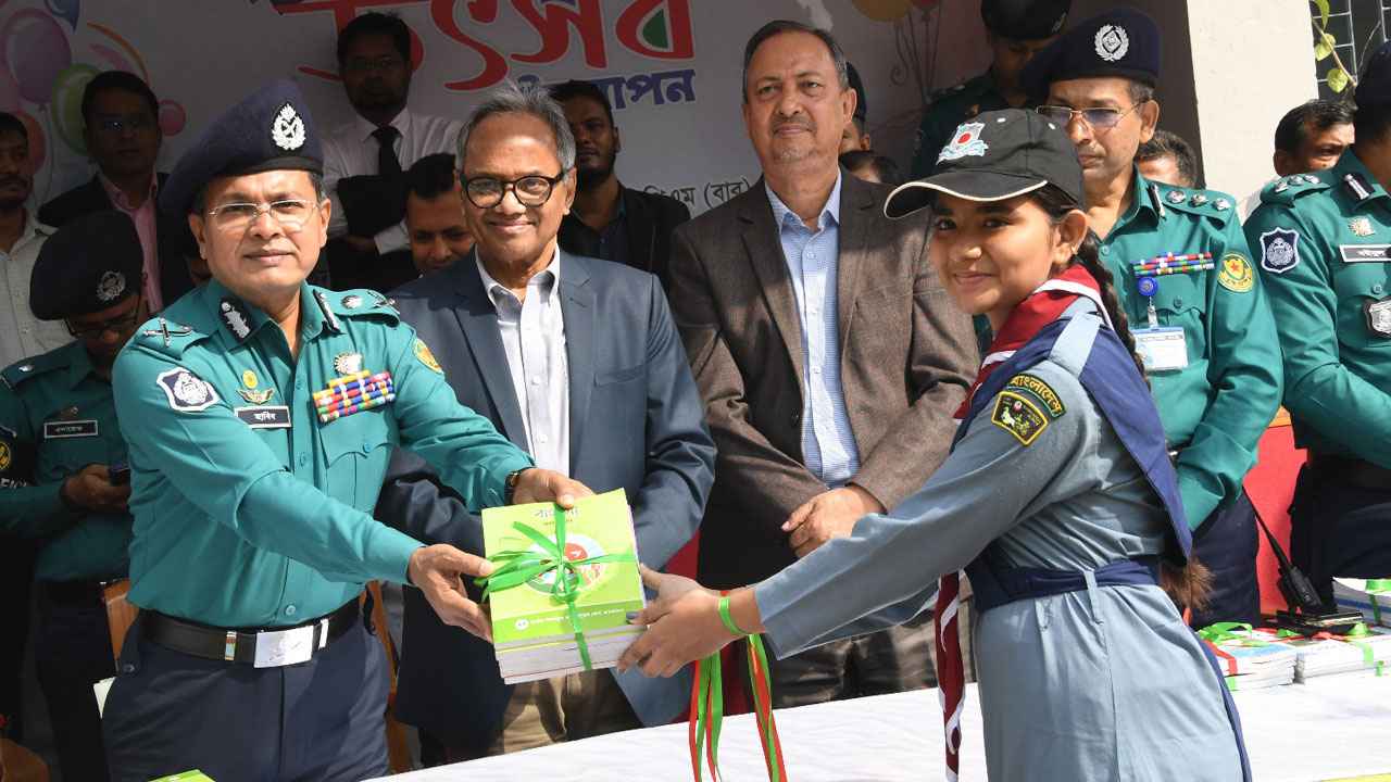 রাজারবাগ পুলিশ লাইন্স স্কুলে বই উৎসব