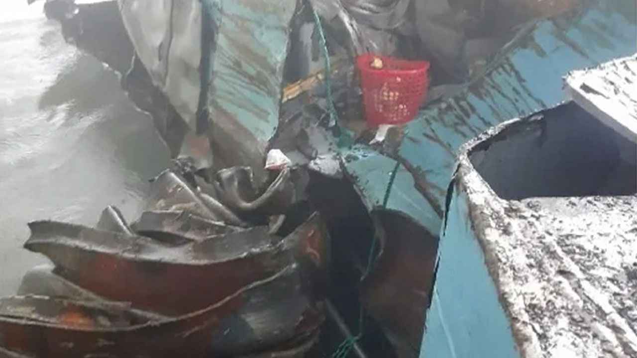 ঘন কুয়াশার মধ্যে চাঁদপুরে লঞ্চ-কোস্টার জাহাজের সংঘর্ষ