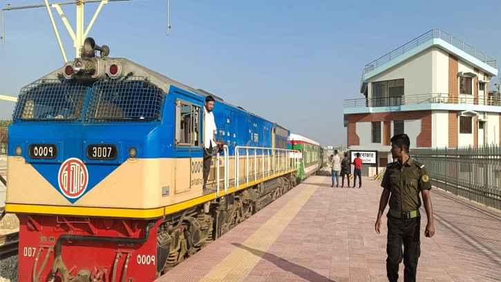 কক্সবাজার নতুন ট্রেন ‘পর্যটক এক্সপ্রেস’ এর যাত্রা