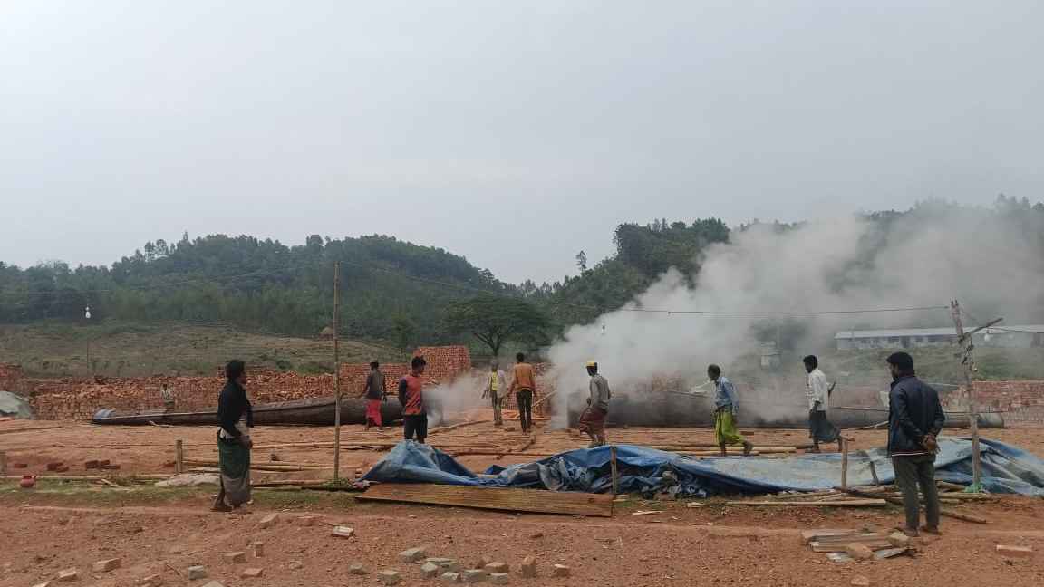 বান্দরবানে অবৈধ ইটভাটা গুঁড়িয়ে দিল পরিবেশ অধিদফতর