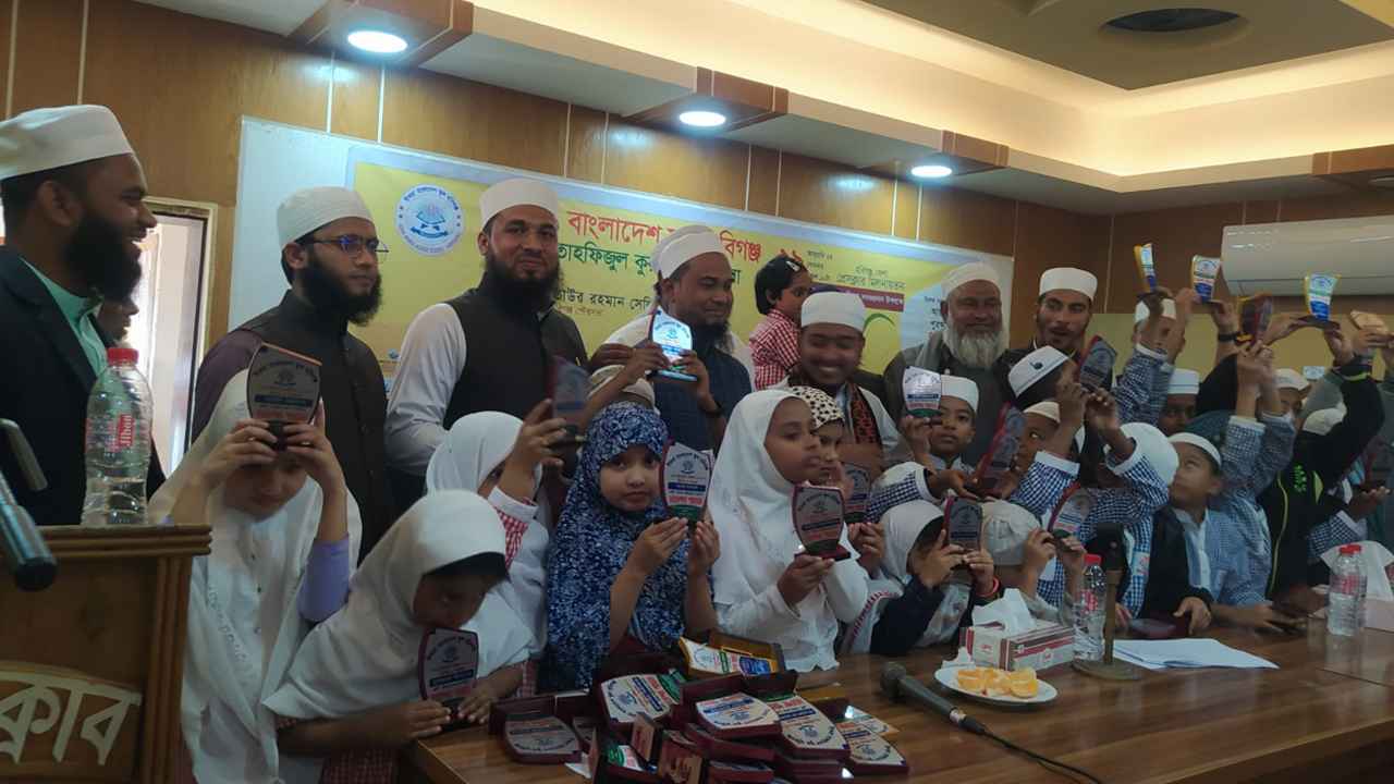 ‘শিশু সন্তানের হাতে মোবাইল দেবেন না’