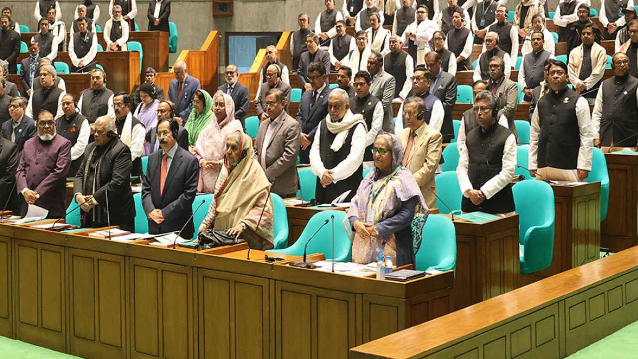 সংসদে কে কোথায় বসলেন