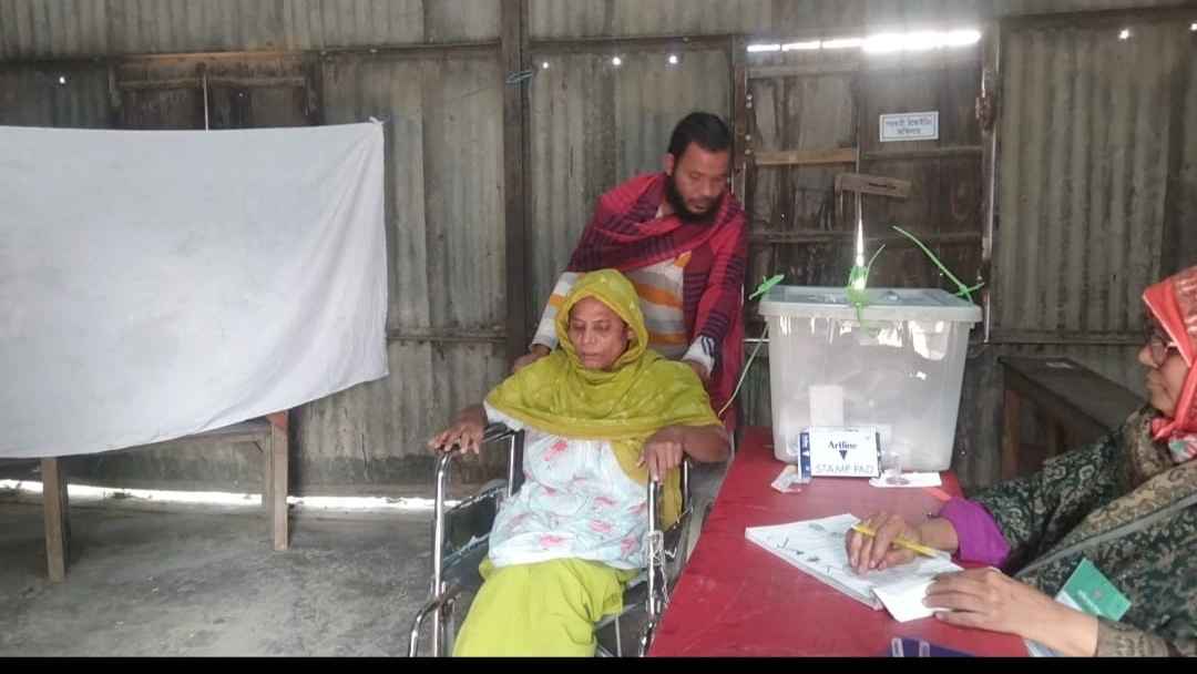 অসুস্থ মায়ের ইচ্ছে পূরণে ভোটকেন্দ্রে নিয়ে আসলেন ছেলে