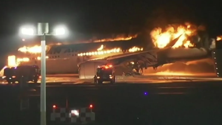 জাপানে বিমানে আগুন লেগে ৫ জন নিহত, উদ্ধার ৩৭৯ জন