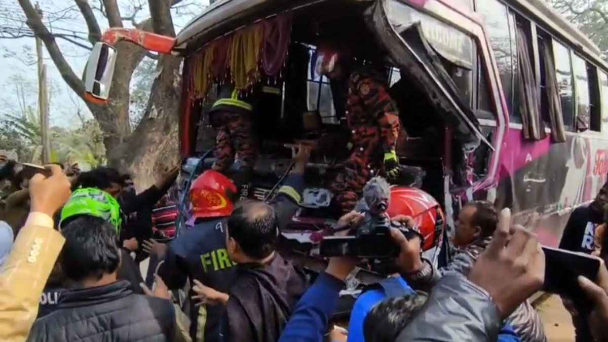 গাজীপুরে ট্রাকের পেছনে বাসের ধাক্কা, হেলপারের নিহত