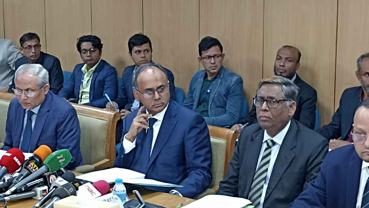 ব্যাংকগুলোতে আস্থার সংকট নেই: গভর্নর