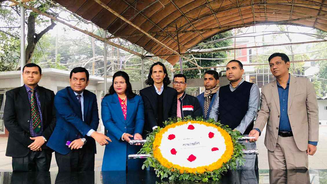 বঙ্গবন্ধুর প্রতিকৃতিতে ৩১তম বিসিএস ক্যাডার অ্যাসোসিয়েশনের শ্রদ্ধা