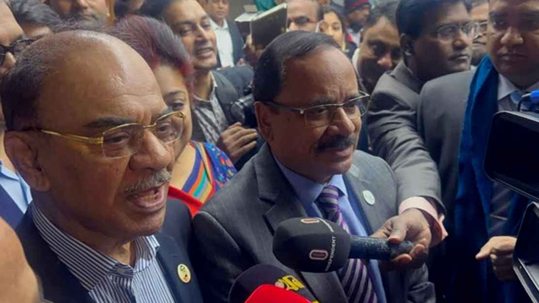 লেটস সি, দুর্নীতির প্রশ্নে বিমানমন্ত্রী