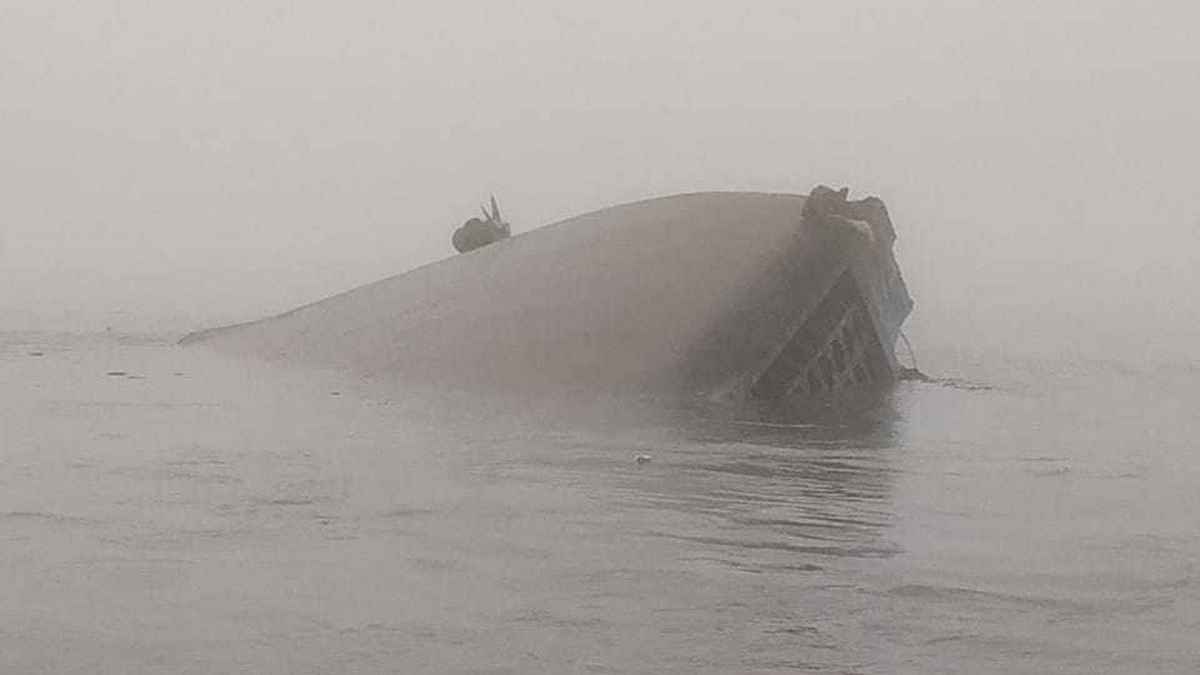 যাত্রী-গাড়িসহ পাটুরিয়া ঘাটে ফেরি ডুবি