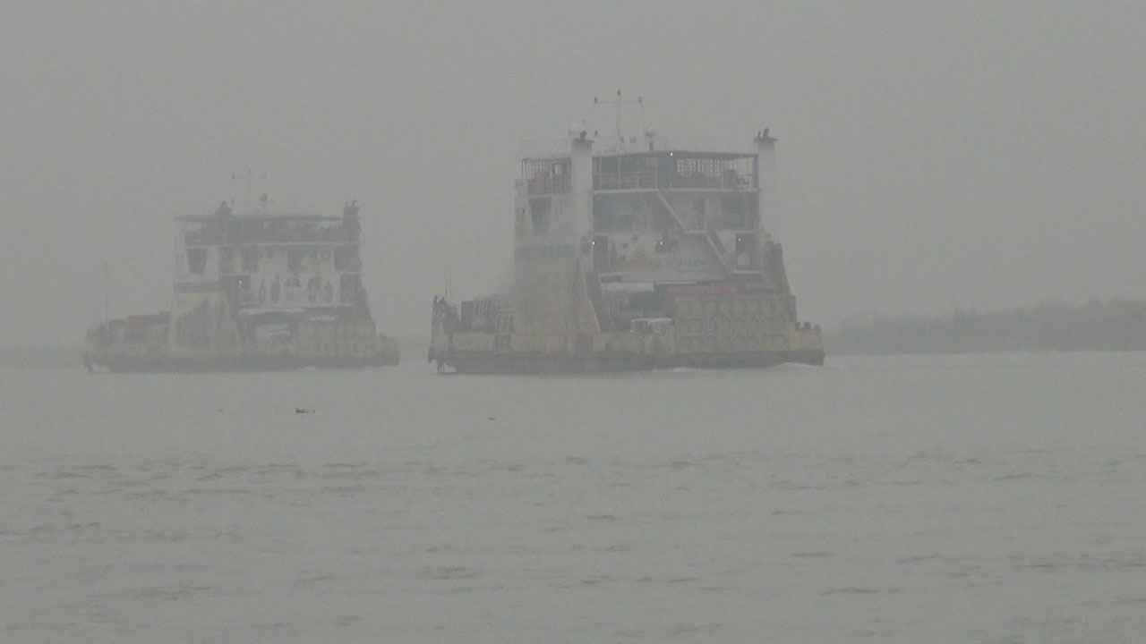 ঘন কুয়াশার কারণে মাঝ নদীতে আটকা পড়েছে ৬ ফেরি