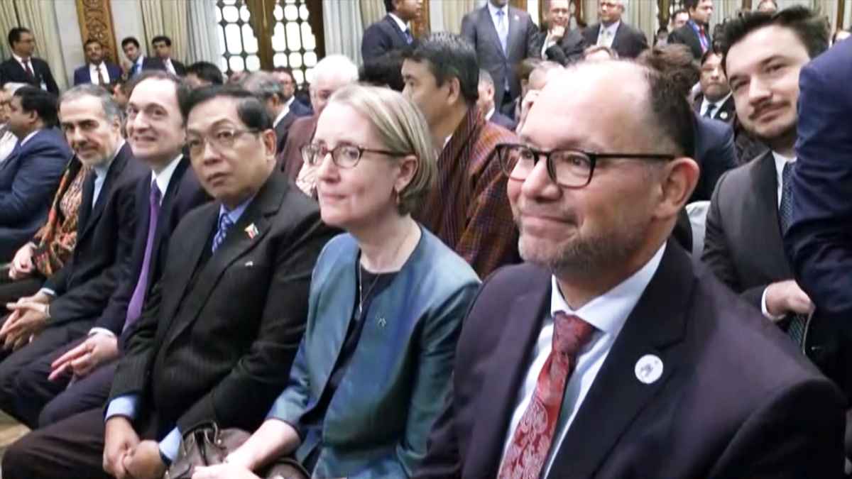 পিটার হাসসহ শপথ অনুষ্ঠানে উপস্থিত ছিলেন যারা