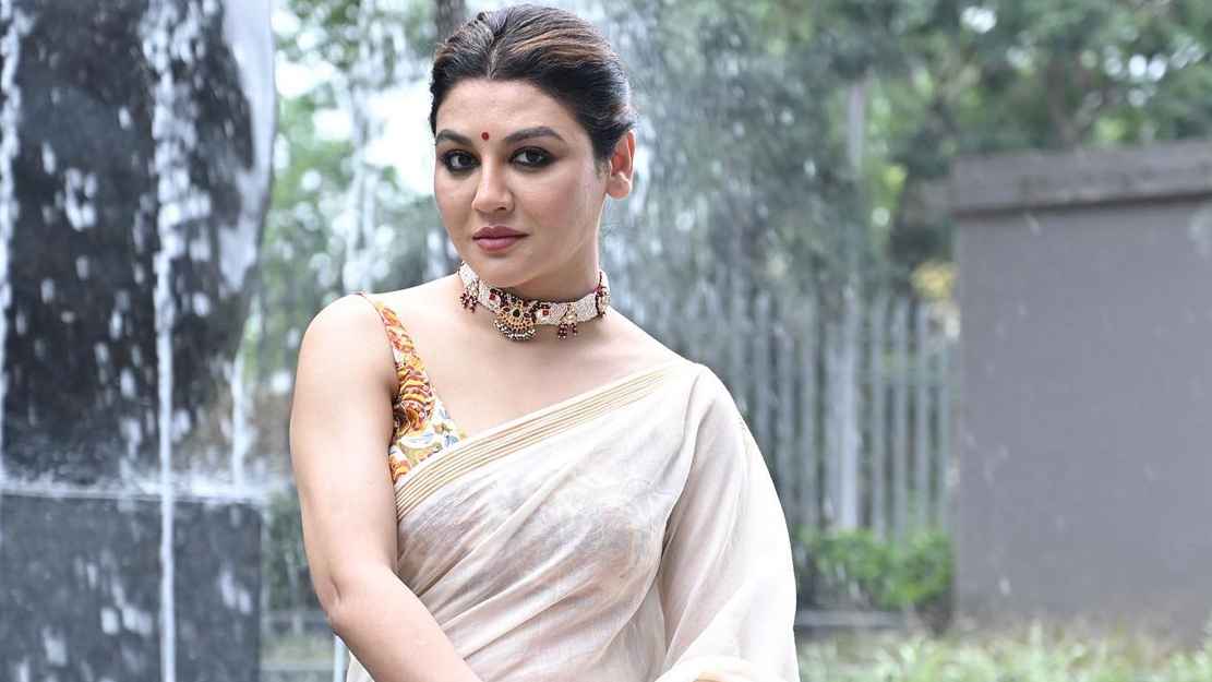 একদিনে দুই বাংলায় দুই ছবি আসছে জয়ার