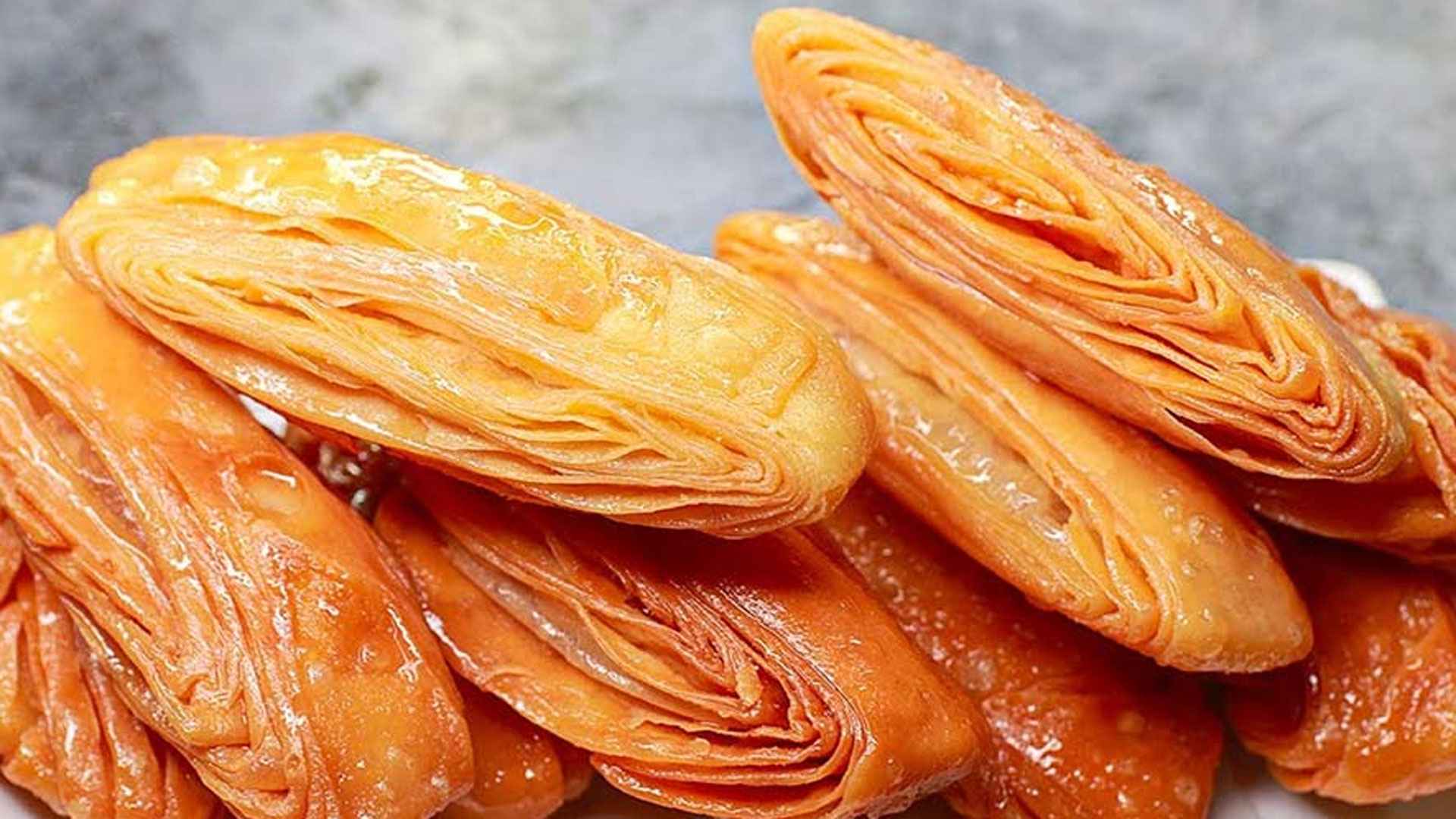 ঐতিহ্যবাহী খাজা বানাবেন যেভাবে