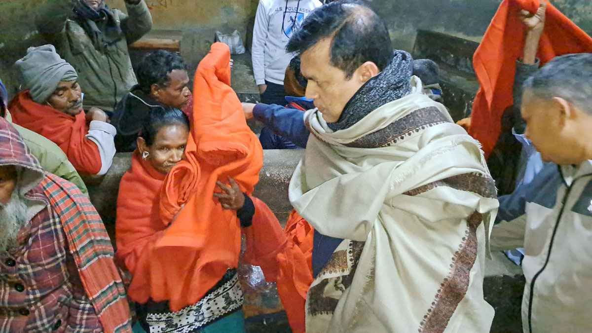 গভীর রাতে কম্বল নিয়ে ছিন্নমূলদের পাশে লালমনিরহাটের ডিসি