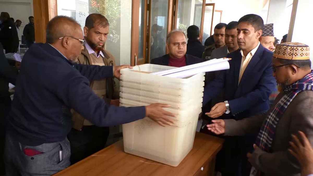 লক্ষ্মীপুরে কেন্দ্রে কেন্দ্রে পৌঁছেছে নির্বাচনী সরঞ্জাম