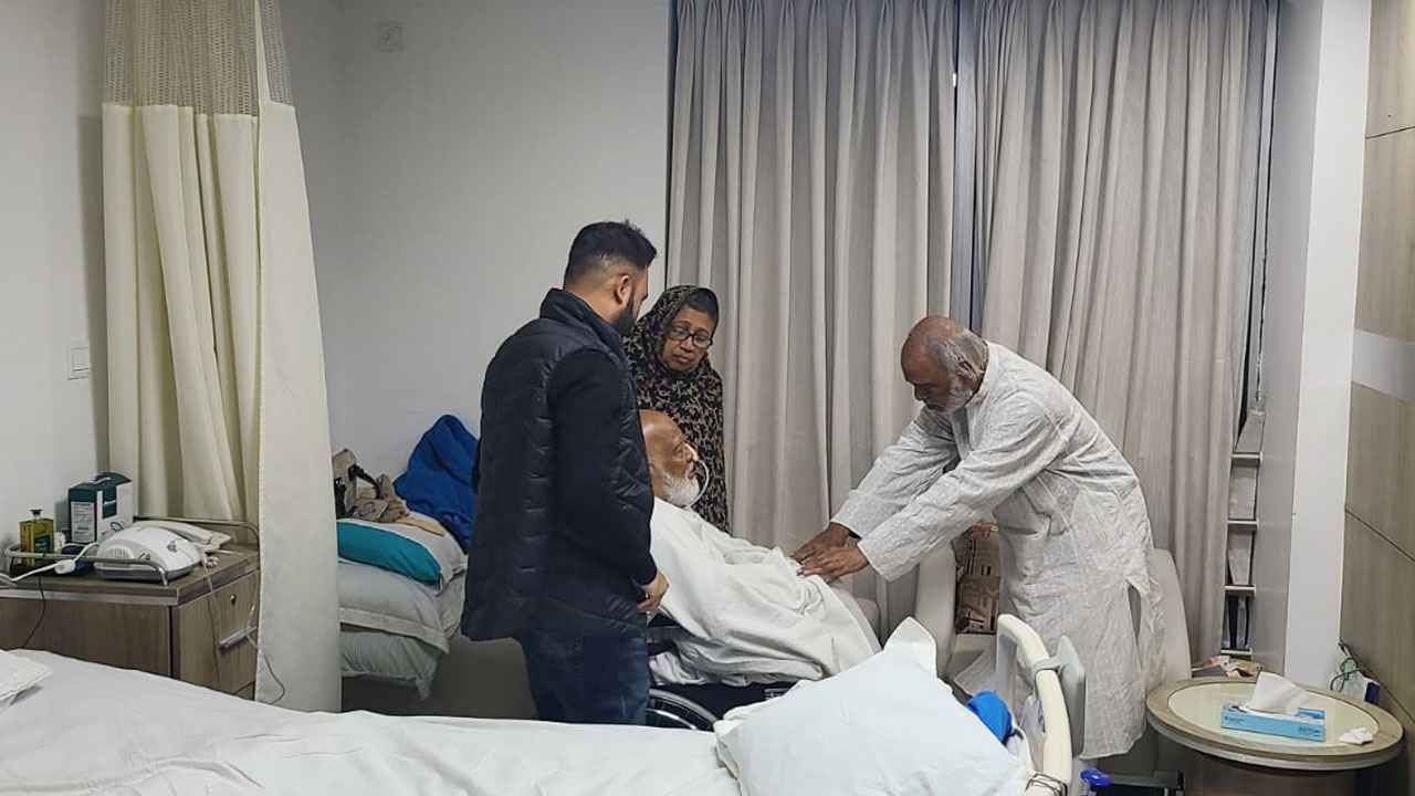 খন্দকার মোশাররফকে দেখতে হাসপাতালে মঈন খান