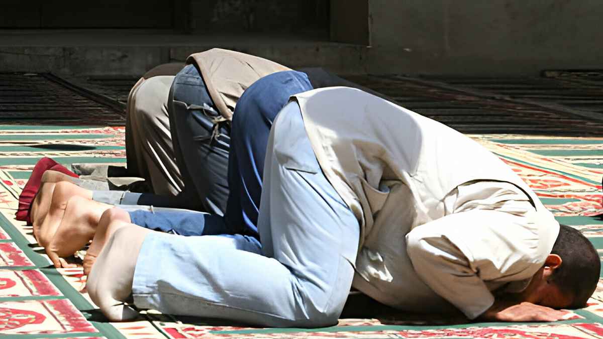 টাখনুর নিচে কাপড় ঝুলে থাকলে নামাজ হবে?