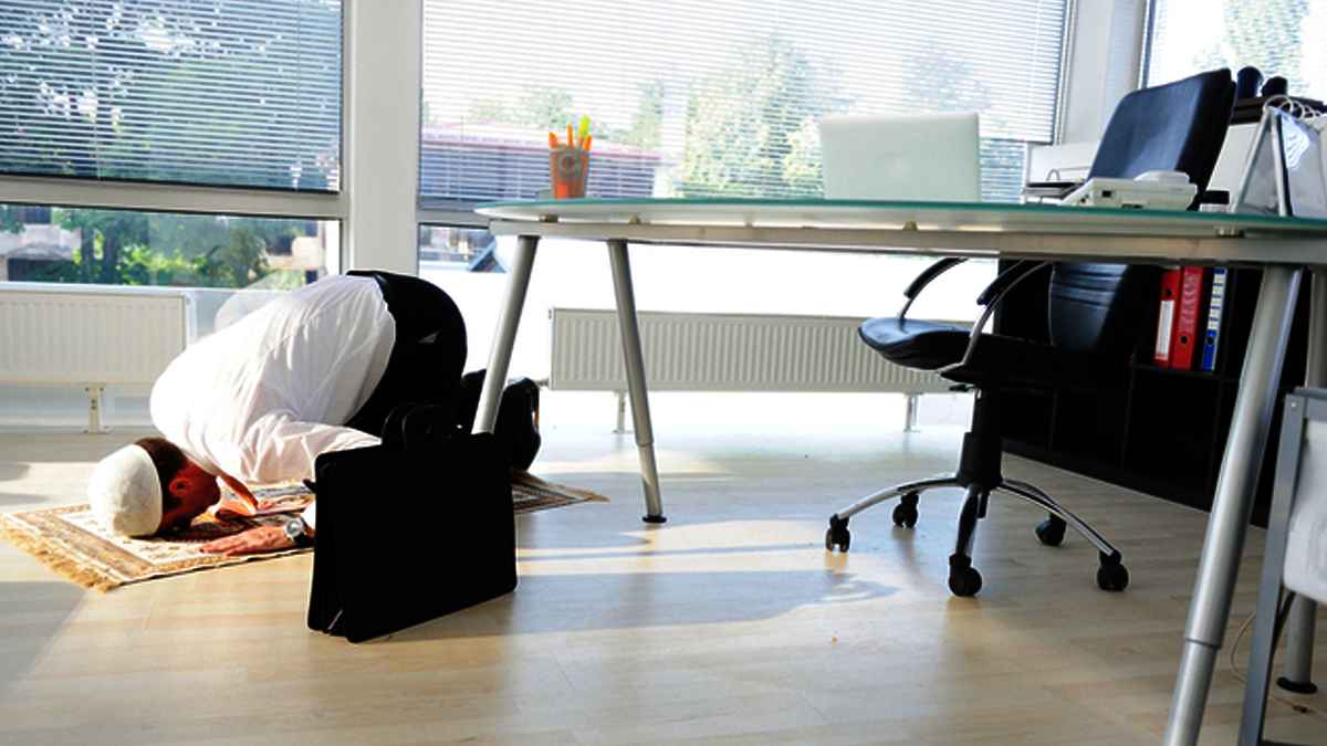 কাজের চাপ বেশি থাকলে নামাজ কাজা করা যায়?