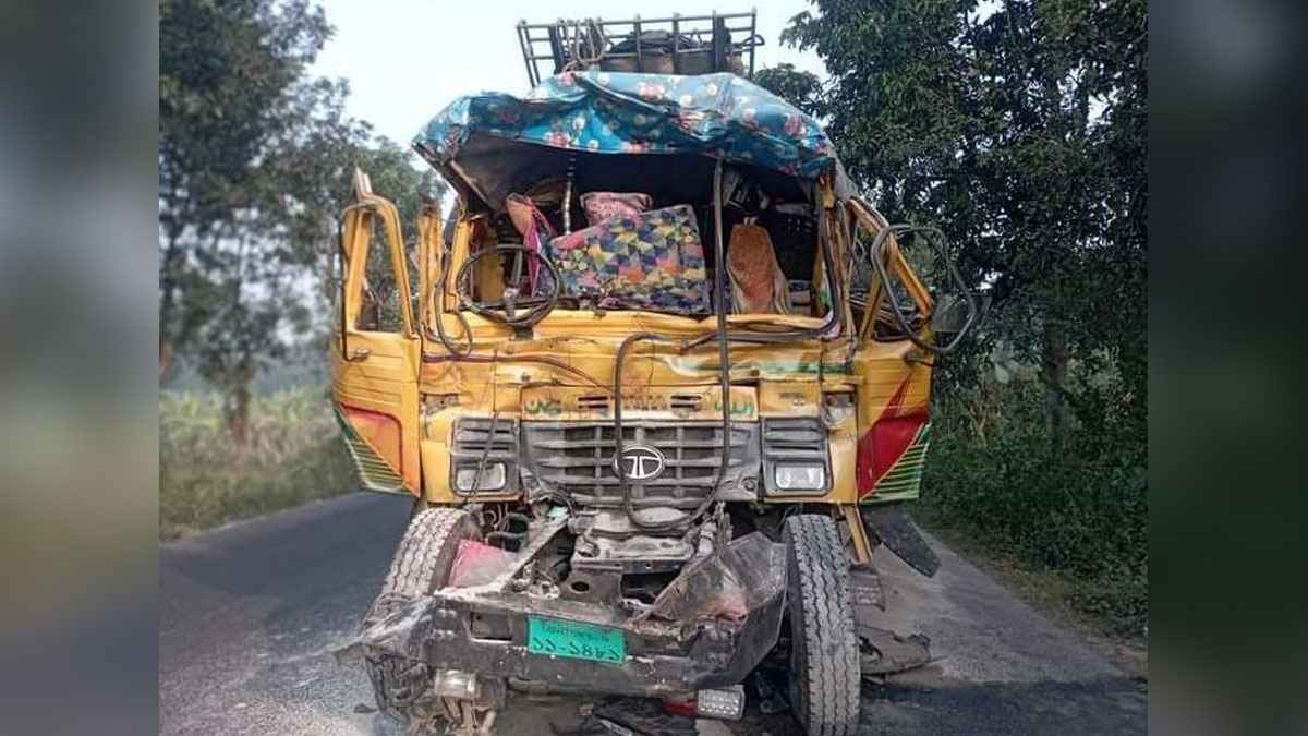 ২ ট্রাকের ধাক্কায় চালক-হেলপার নিহত