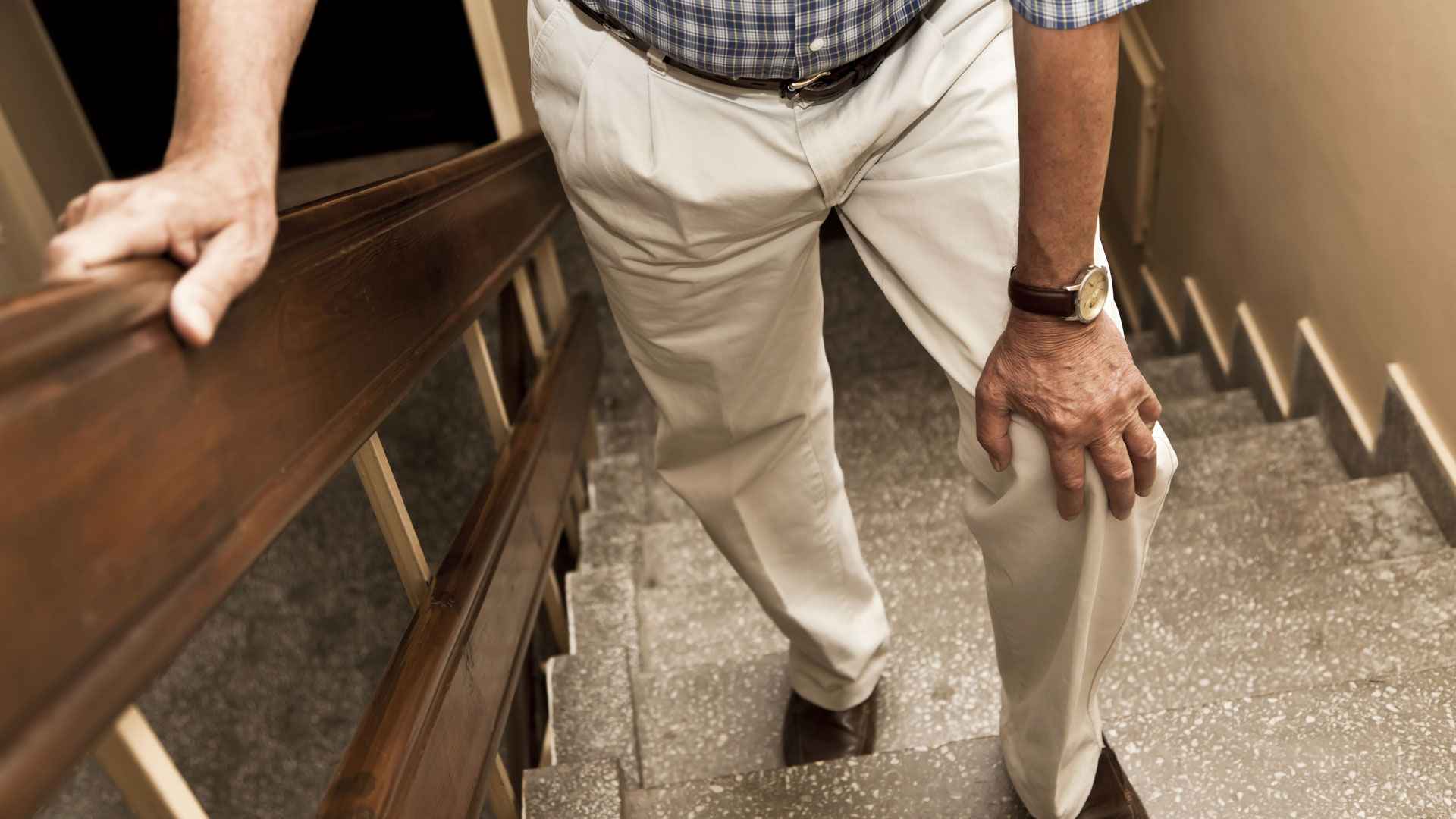 সিঁড়ি দিয়ে উঠলেই হাঁটু-কোমর ব্যথা?