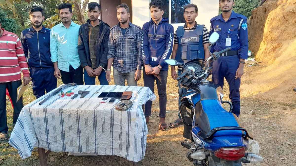 রামুতে অস্ত্রসহ গ্রেফতার ৩