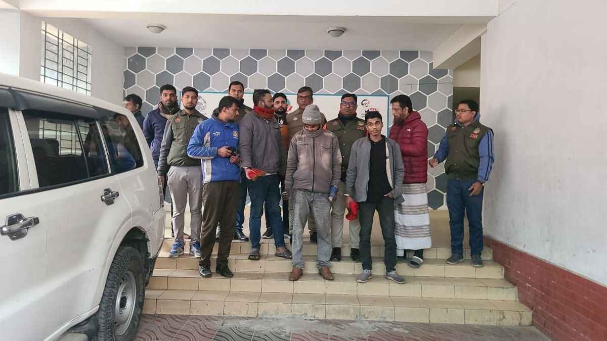 রুফটপ রেস্টুরেন্টের আড়ালে মাদকের কারবার: ৫ মাদক কারবারি গ্রেফতার