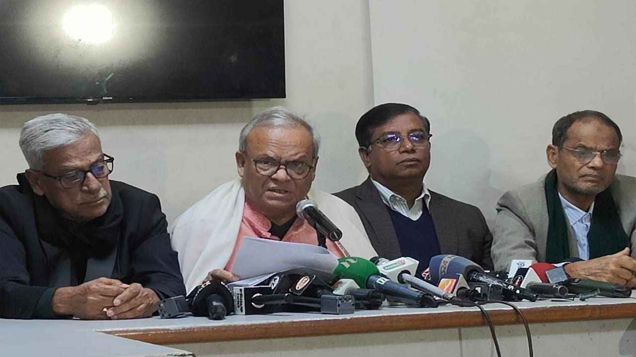 সরকার ধাওয়া খেয়ে প্রাণ বাঁচাতে দৌড়াচ্ছে ঊর্ধ্বশ্বাসে: রিজভী