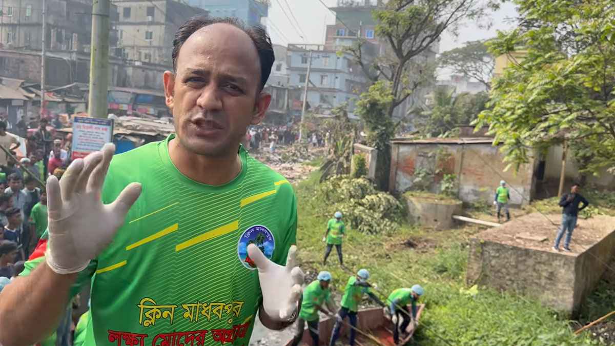 খালের ৪০ বছরের আবর্জনা সরিয়েছেন ব্যারিস্টার সুমন