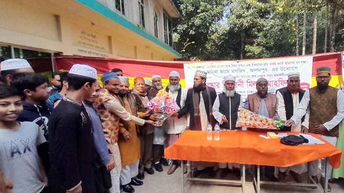 টানা ৪০ দিন জামাতে নামাজ পড়ে উপহার পেল ৬০ কিশোর