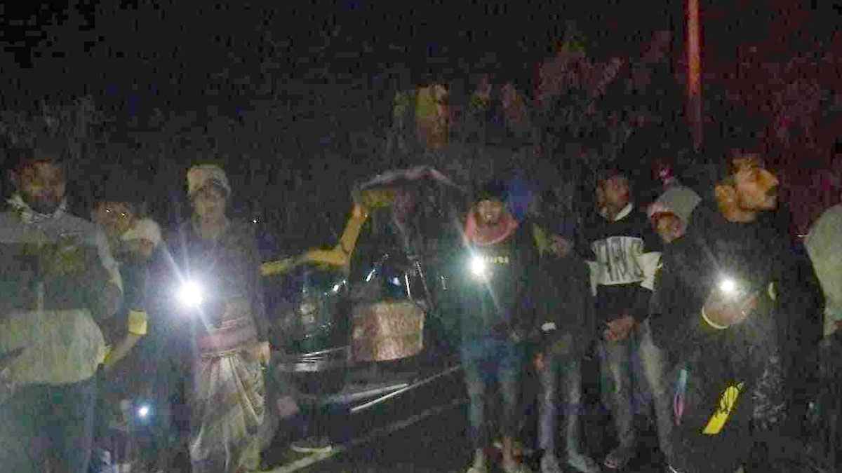 টাঙ্গাইলে ট্রাক-মাহিন্দ্রের সংঘর্ষে এনজিওকর্মীসহ নিহত ২