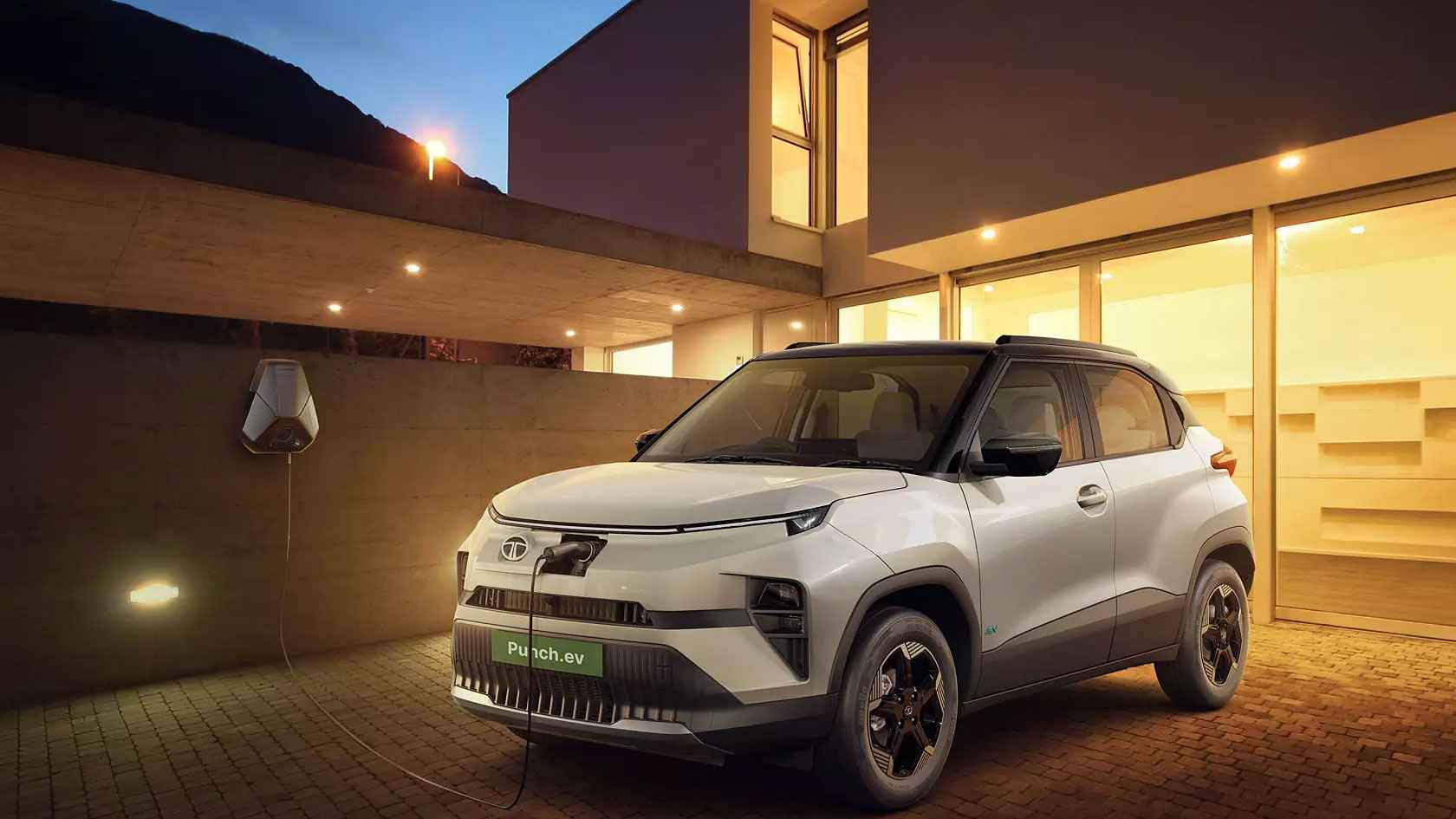 এই ইলেকট্রিক গাড়ি ফুল চার্জে চলবে ৪২১ কিলোমিটার