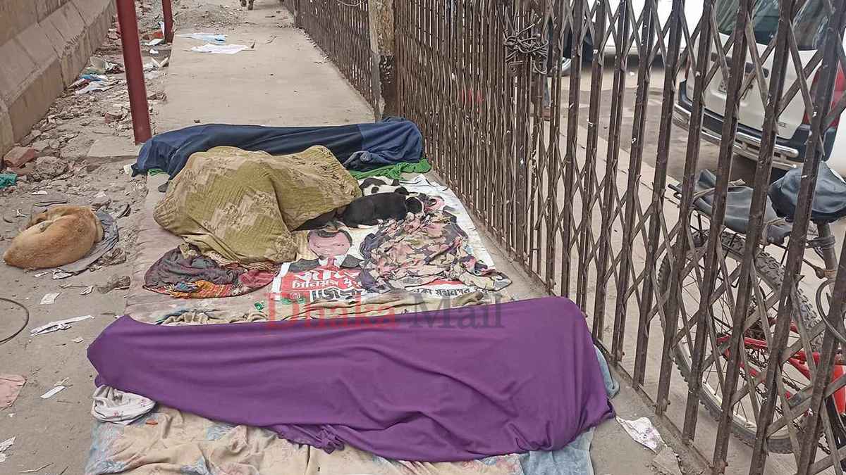 শীতে চরম দুর্ভোগে ঠিকানাহীন মানুষ