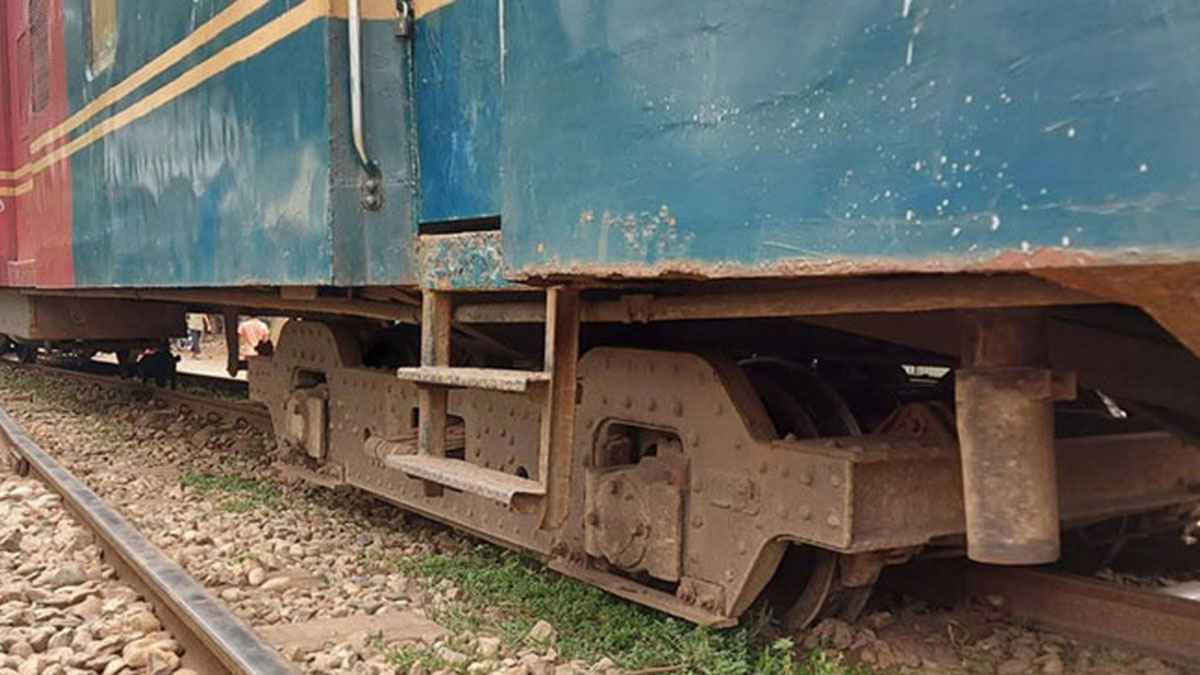 গাজীপুরে তুরাগের ইঞ্জিন লাইনচ্যুত