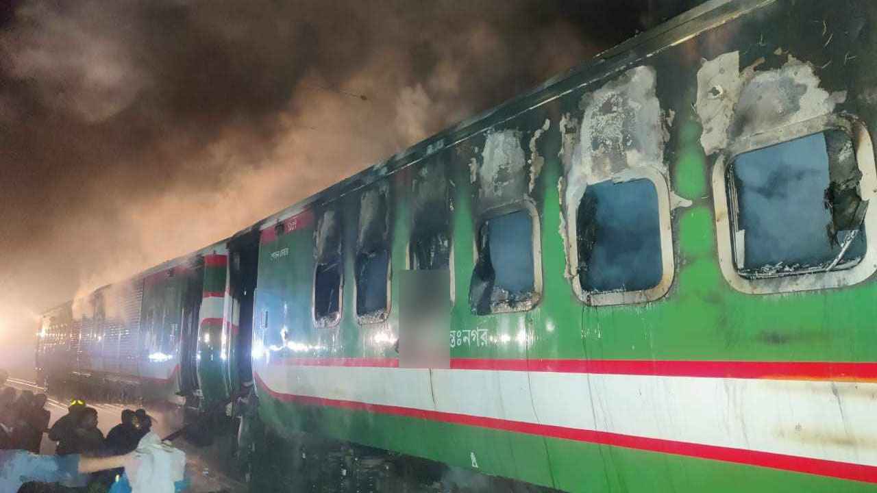 আগুনে পুড়ে মৃত্যুর যে দৃশ্যে কেঁদেছে মানুষ