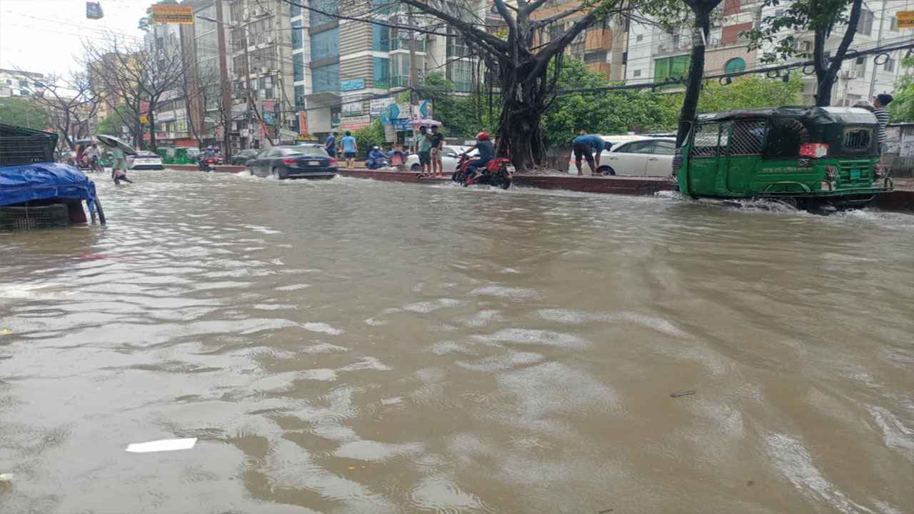 ভিআইপি এলাকার সড়কও পানির নিচে!