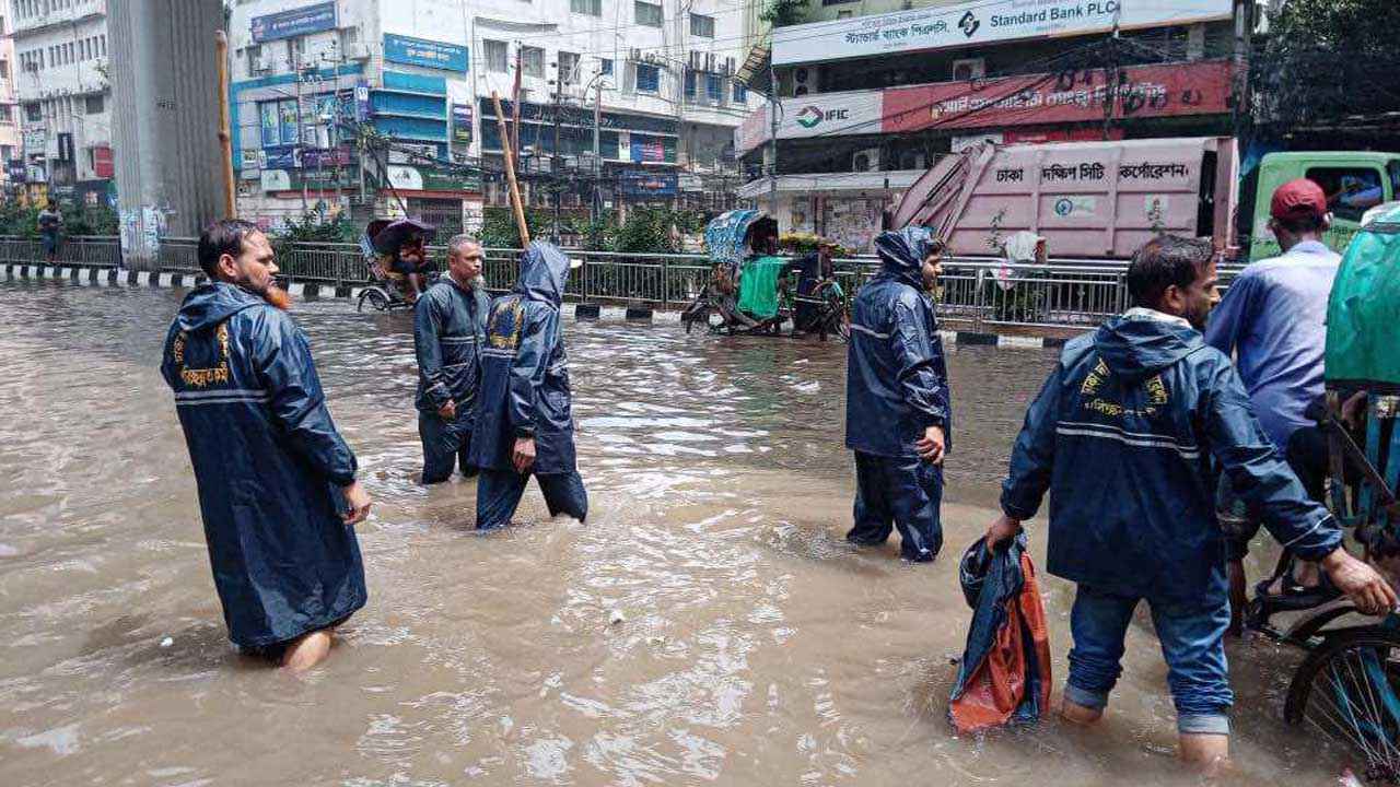 দুর্ভোগে রাজধানীবাসী, পানি সরাতে তৎপর দুই সিটি