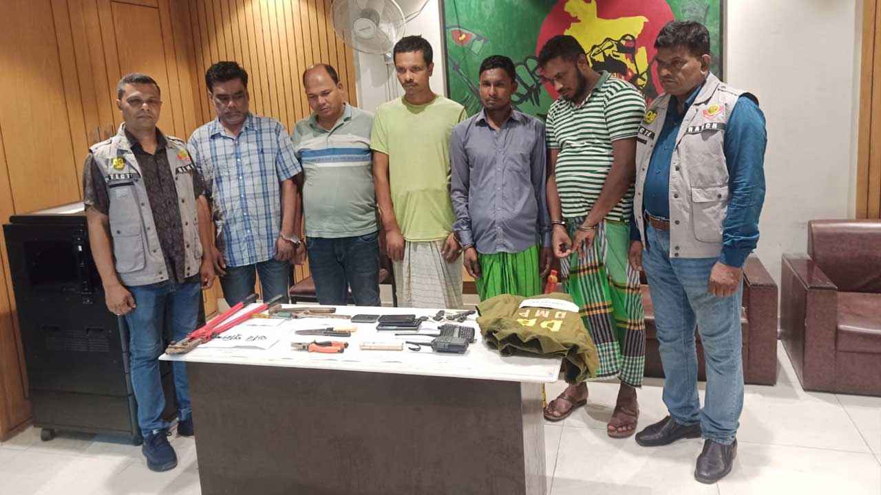 সংকেত দিয়ে গাড়ি থামিয়ে ডাকাতি করত চক্রটি