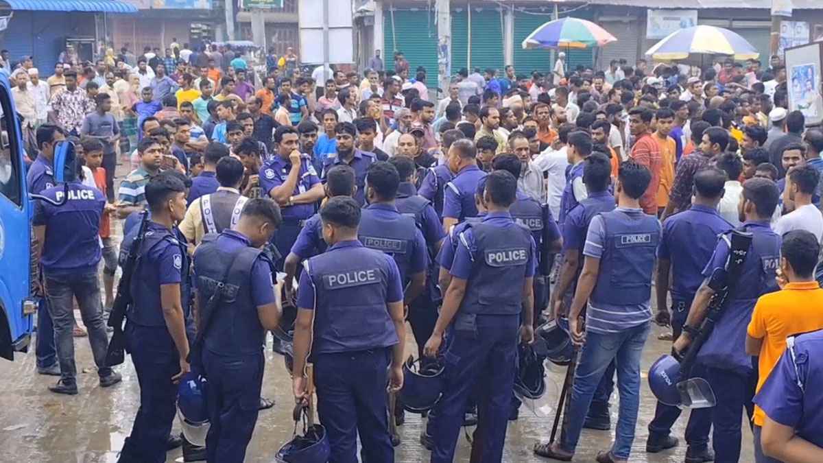 মাদারগঞ্জে উপজেলা চেয়ারম্যানের মুক্তির দাবিতে রাস্তা অবরোধ করে বিক্ষোভ