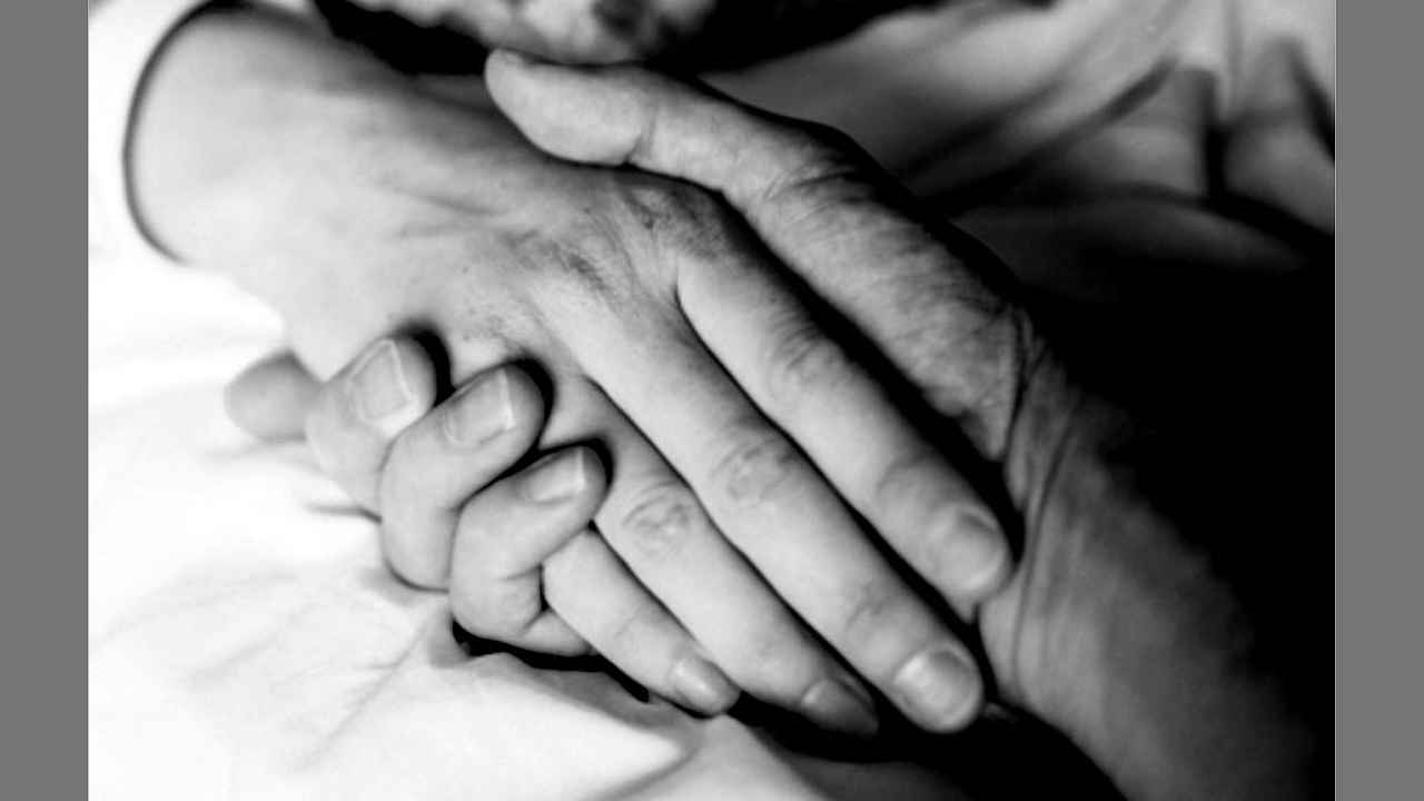 মৃত স্বামীর বুকে মাথা রেখেই বিদায় নিলেন স্ত্রী