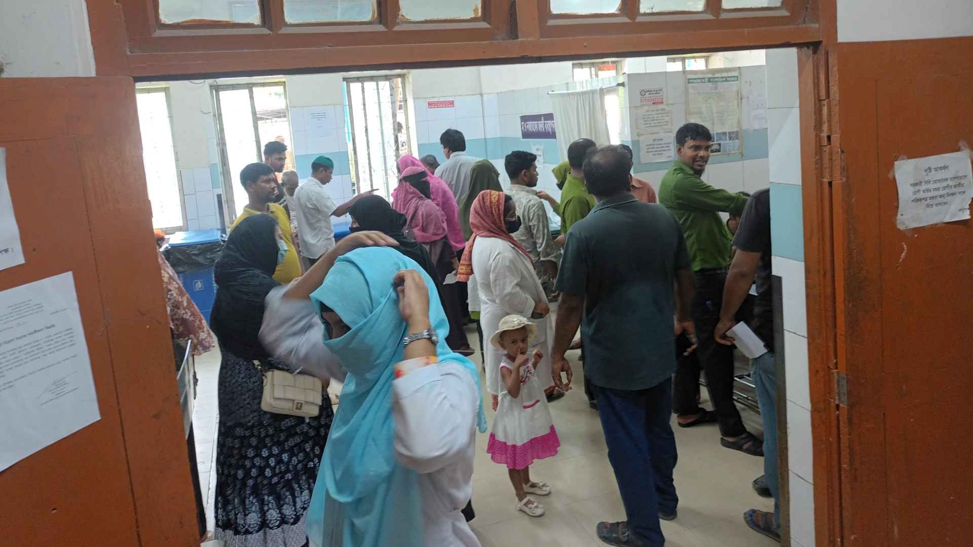 মানিকগঞ্জে ৫ ঘণ্টায় কুকুরের কামড়ে আহত ৬০ জন