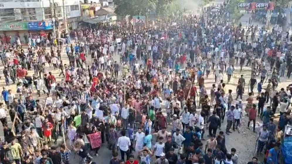 নরসিংদীতে আন্দোলনকারী শিক্ষার্থী-ছাত্রলীগের সংঘর্ষ, আহত ৩