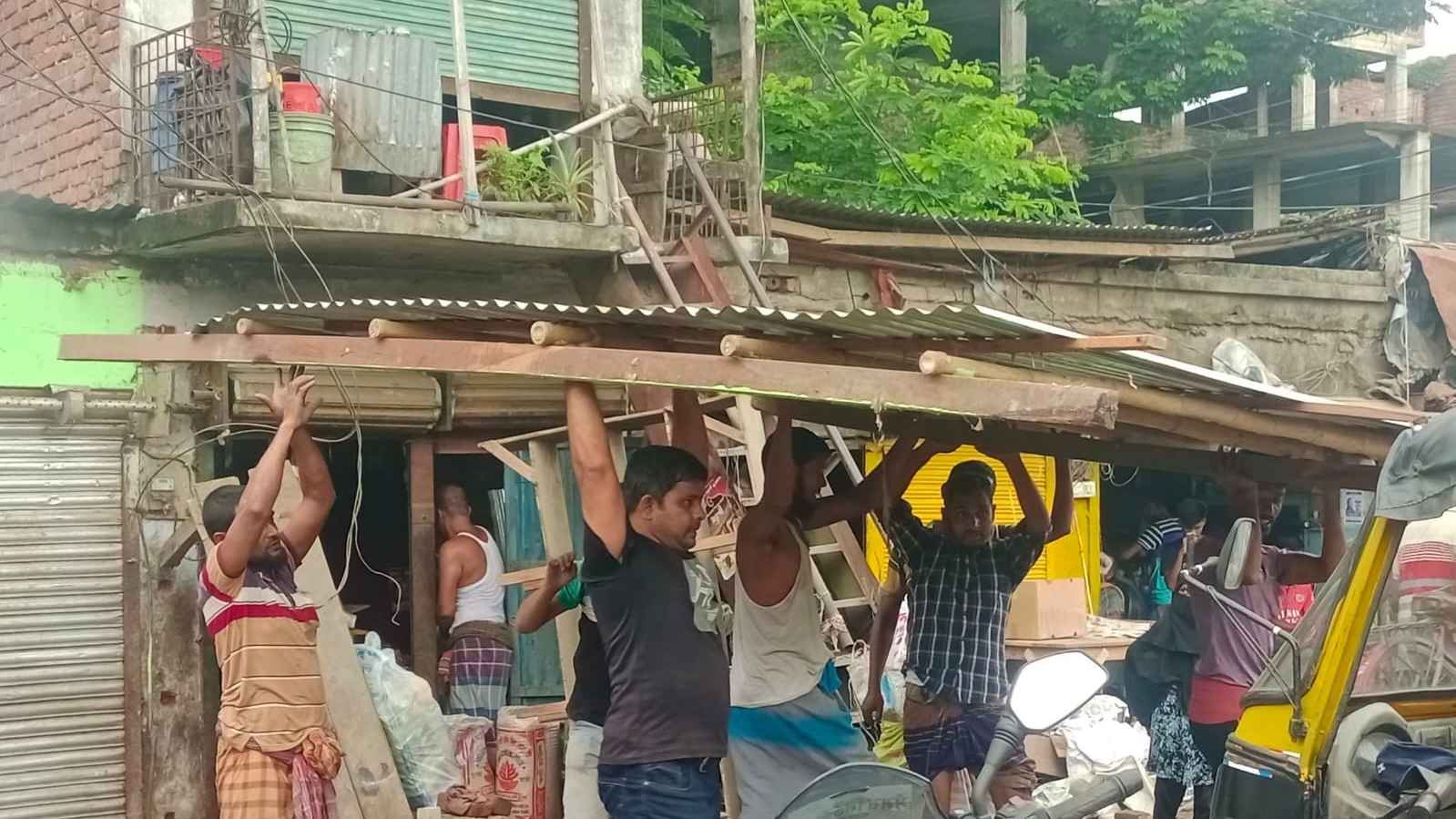 লক্ষীপাশায় অবৈধ স্থাপনা উচ্ছেদ করল প্রশাসন