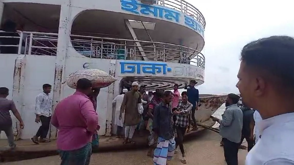 চাঁদপুর লঞ্চঘাটে বন্ধ হচ্ছে না যাত্রীদের ব্যাগ নিয়ে টানাটানি