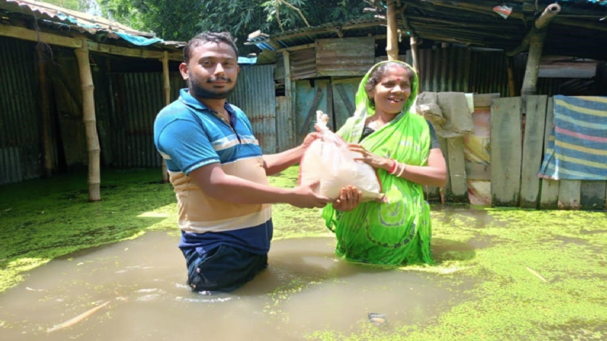 কোমর পানিতে নেমে ত্রাণ পোঁছালেন স্বেচ্ছাসেবকরা