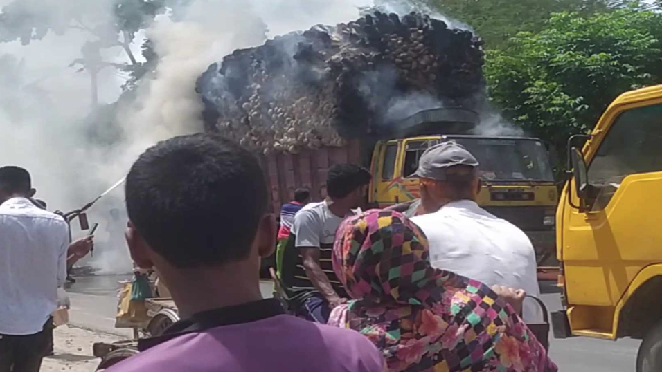 খুলনায় পাট বোঝাই ট্রাকে আগুন