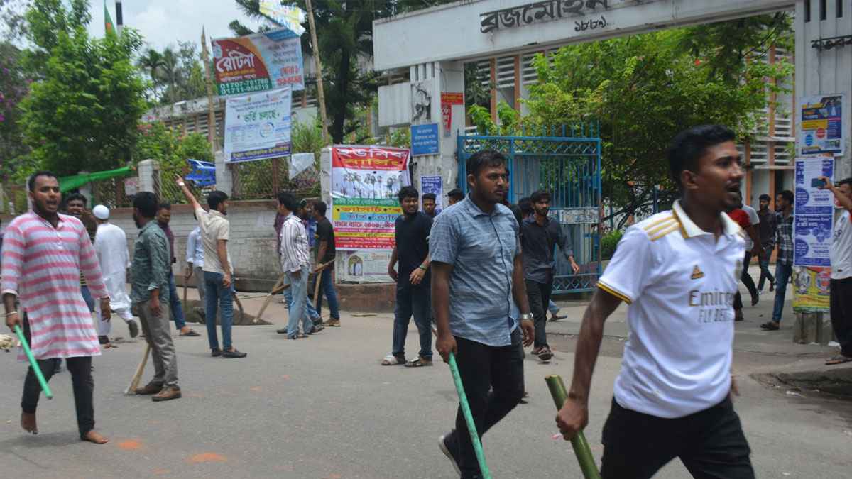 বরিশাল বিএম কলেজে রণক্ষেত্র, ছাত্রলীগের হামলায় আহত ২৫ শিক্ষার্থী