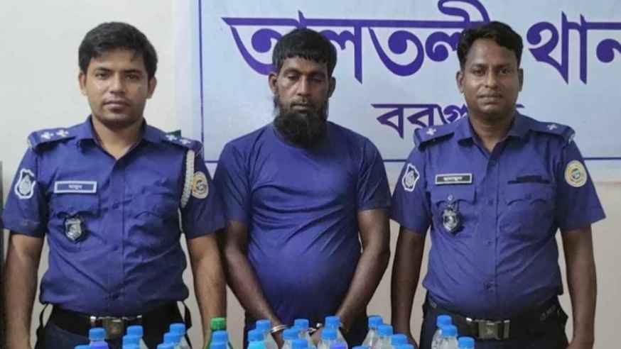 তালতলীতে ৩২ লিটার চোলাই মদসহ আটক ১